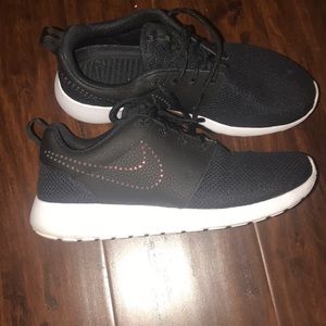 Nike Roshe One Black Trainers Size 9